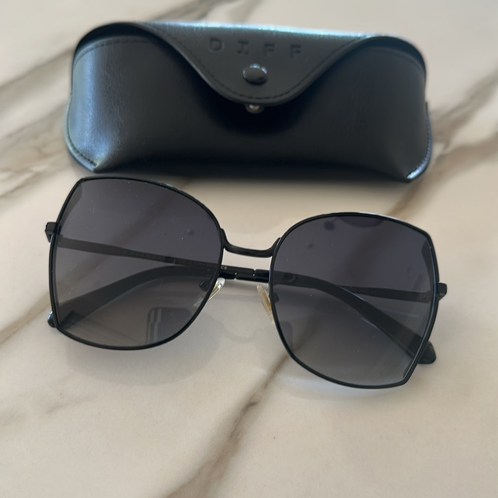 Diff , Black Oversized Square Sunglasses